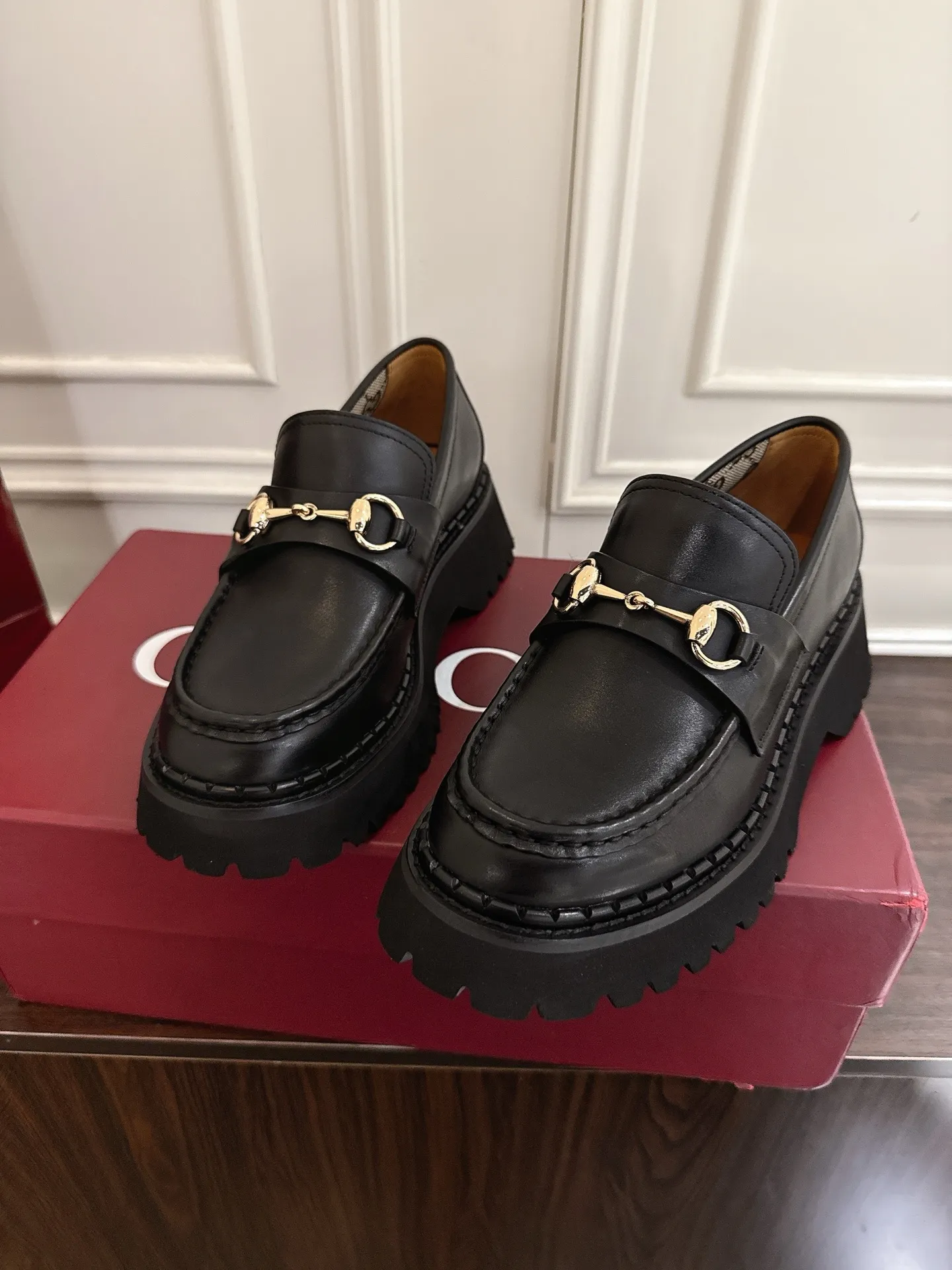 👟👟Ex-factory price 560👟👟 Gucci loafers with horsebit groove soles. As a tribute to the brand's equestrian roots, the horsebit has gone through years of baptism, integrating its rich historical heritage and modern fashion into one. Cowhide surface, sole thickness 5cm, size: 35-42# 39-46#